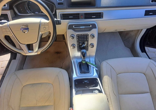 Volvo V70 cena 43600 przebieg: 318689, rok produkcji 2016 z Otwock małe 562